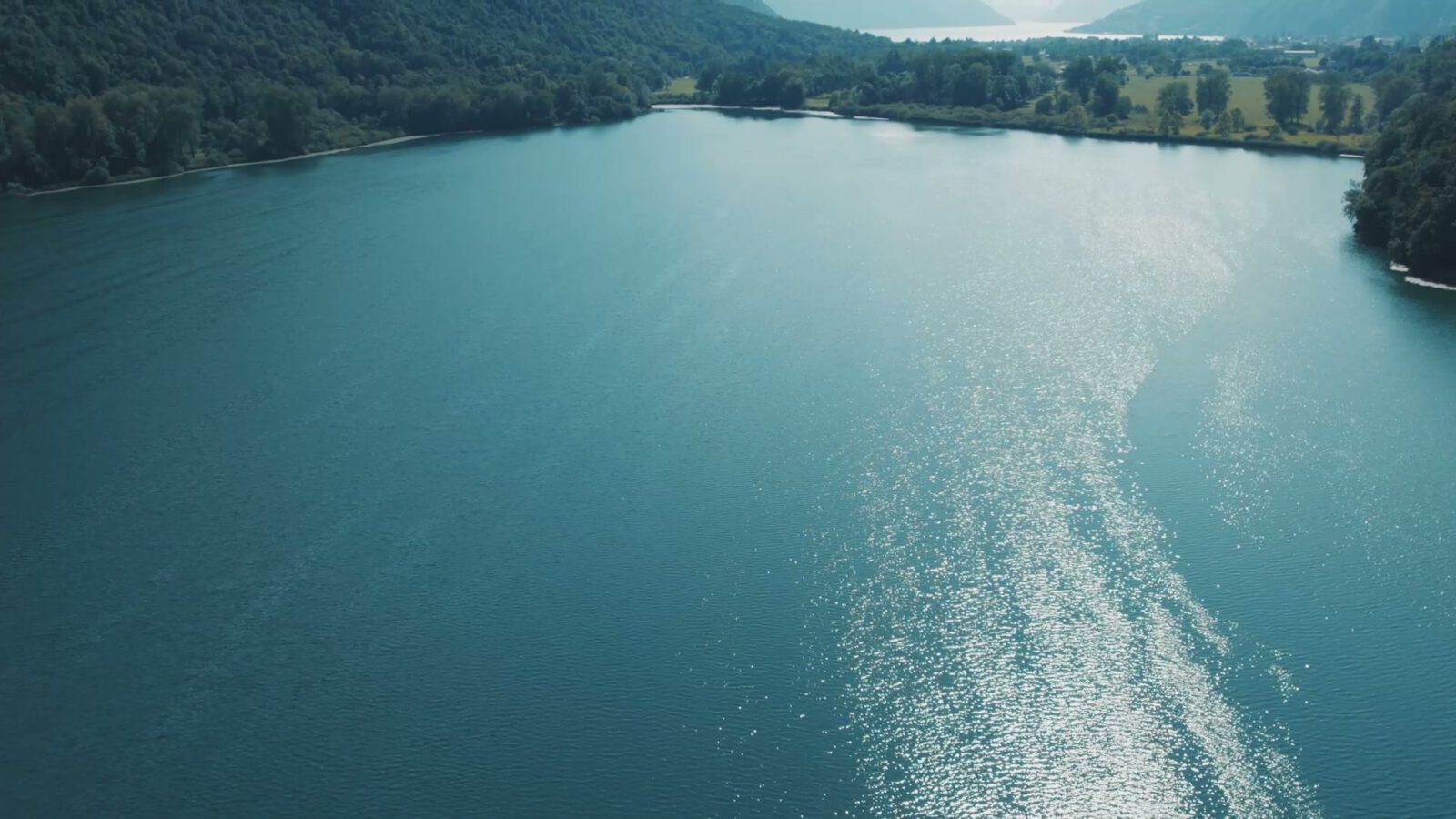 Il lago visto dall’alto con i riflessi del sole